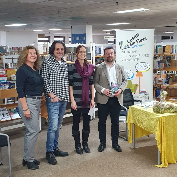 LaF 2024, Eröffnung in der Stadtbücherei durch Claudia Wenzel, Engin Izgi, Sina Alschner und Dimitrios Axourgos (v.l.n.r.)